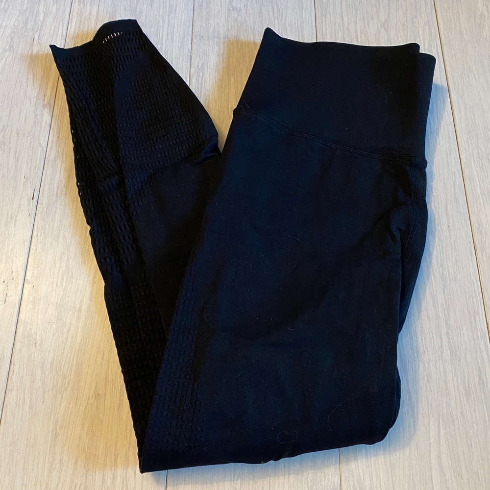 SculptKnit 7/8 Leggings with Cutout Design